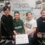Schülerinnen der Übung Wirtschaft und Kreativität verkaufen ihre Produkte
