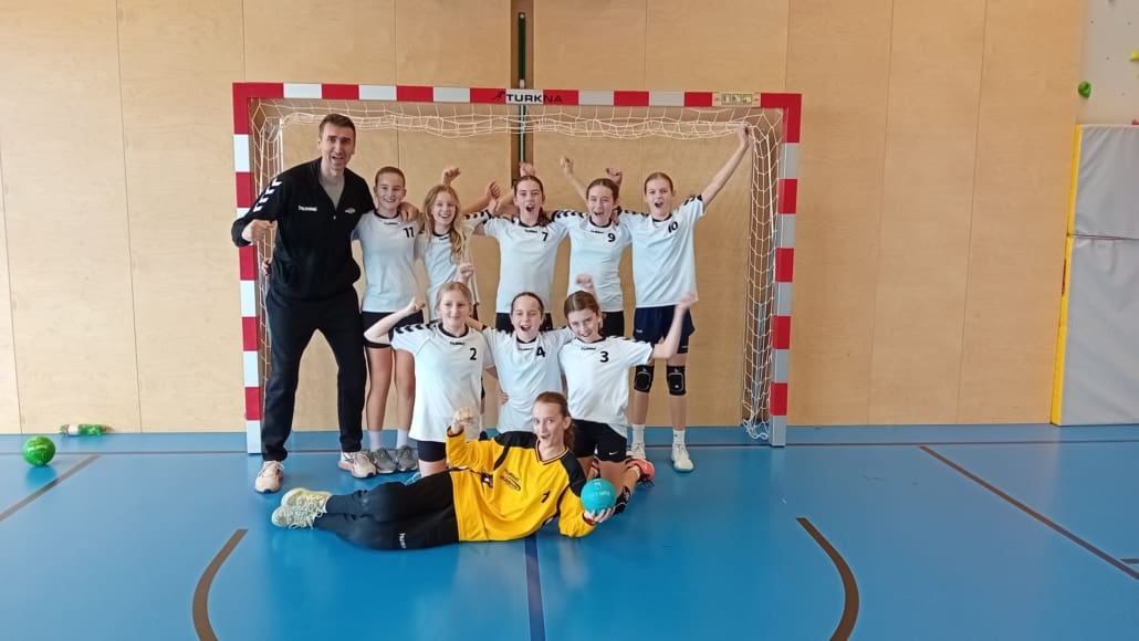 Handball Junior SC mit Vereinsspielerinnen